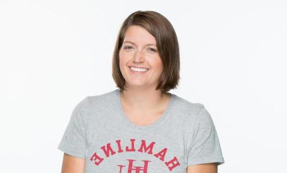 体育博彩app军校校友Kelley Lasiewicz穿着体育博彩app衬衫